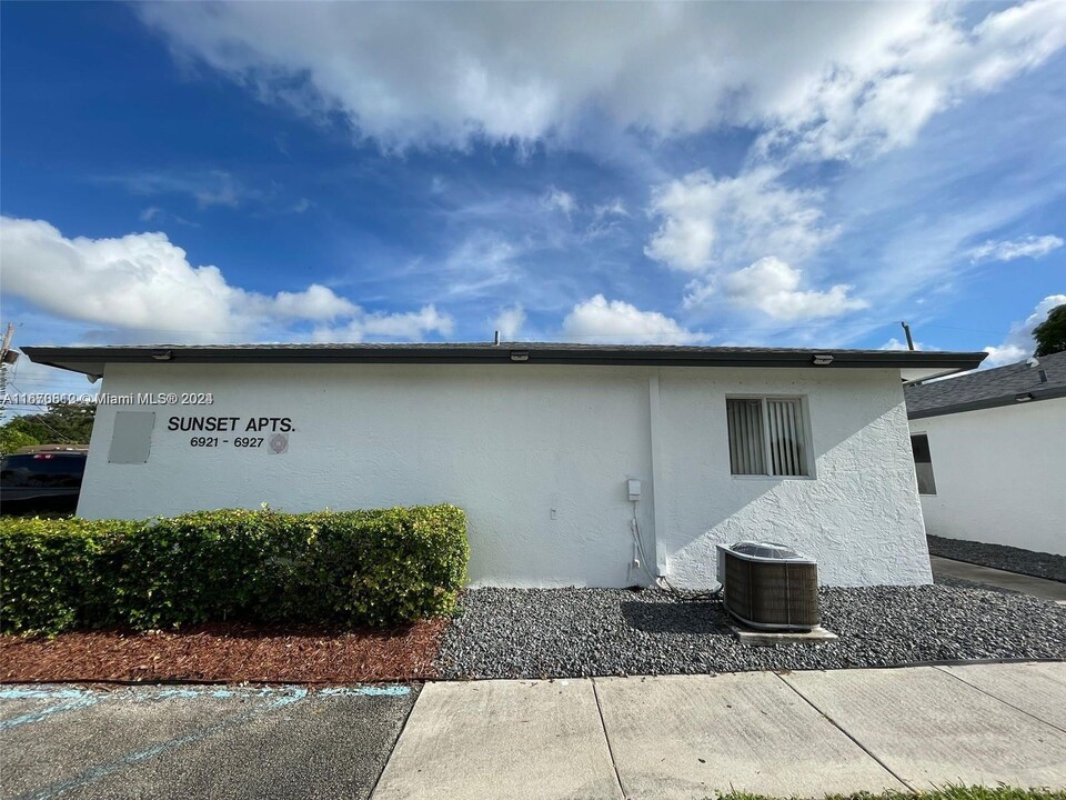 6921 Pembroke Rd in Pembroke Pines, FL - Building Photo