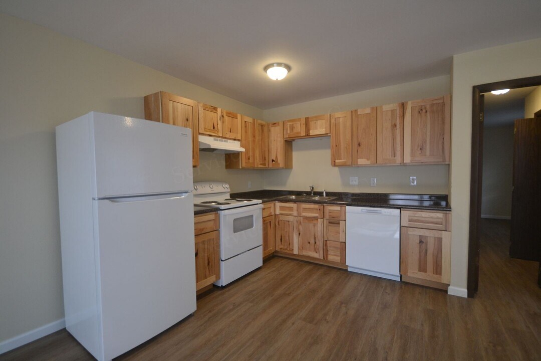 615 S 8th St in Deepwater, MO - Building Photo