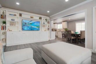 4009 Centralia St in Lakewood, CA - Foto de edificio - Building Photo