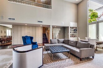 3730 Holland Ave in Dallas, TX - Foto de edificio - Building Photo