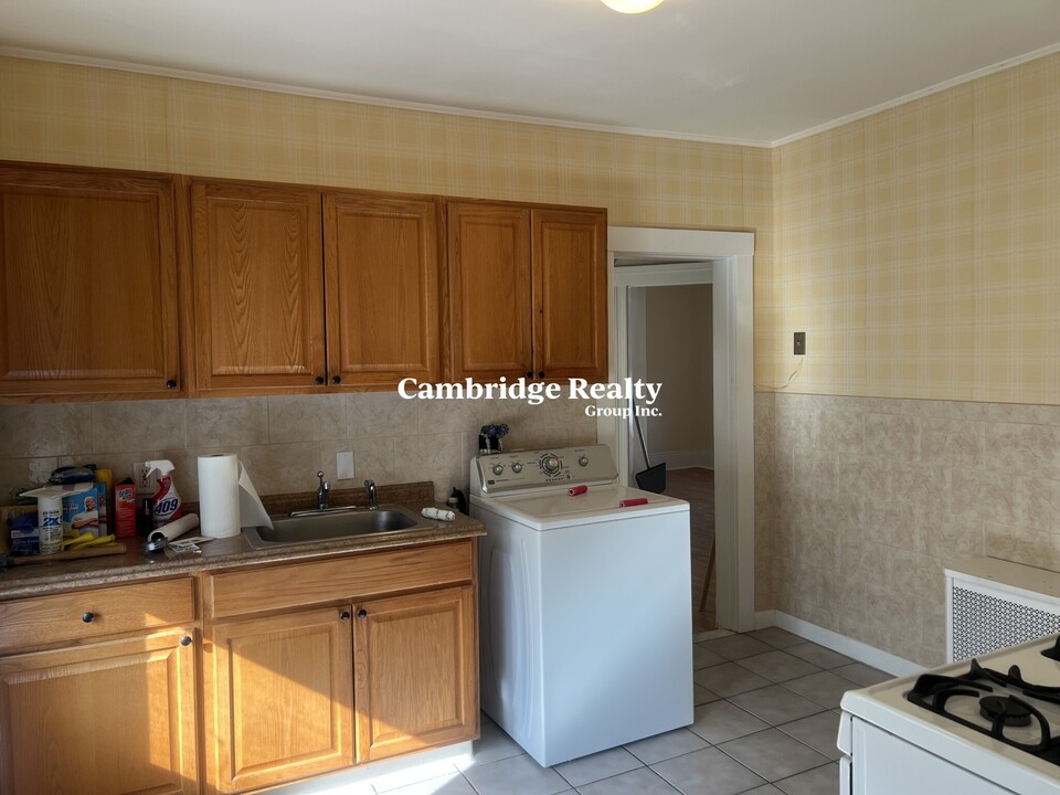 96 W Adams St in Somerville, MA - Building Photo
