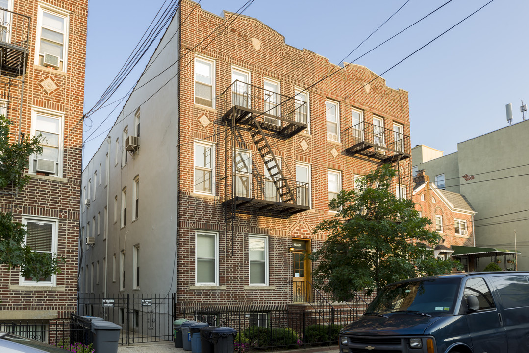 25-77 45th St in Astoria, NY - Building Photo