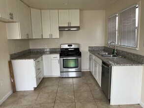 718 Charlana Dr in Bakersfield, CA - Building Photo - Building Photo