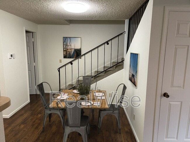 4276 Meadowbrook Ct NE