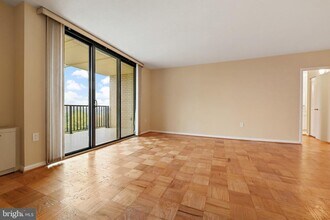 4242 East-West Hwy in Chevy Chase, MD - Building Photo - Building Photo