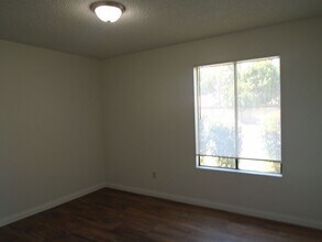 6812 N Half Moon Dr in Bakersfield, CA - Foto de edificio - Building Photo