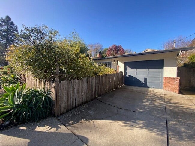 856 Lomita St in Monterey, CA - Building Photo - Building Photo