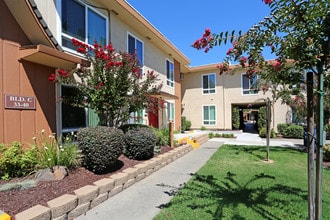 Magnolia Place Apartments in Carmichael, CA - Foto de edificio - Building Photo