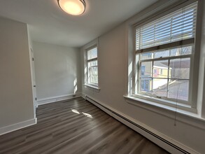 323 Water St, Unit Apartment 1 in Gardiner, ME - Building Photo - Building Photo