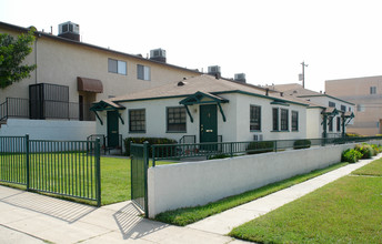 238-240 E Elmwood Ave in Burbank, CA - Building Photo - Building Photo