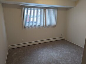 25337 S Montmartre Ct in Oak Park, MI - Building Photo - Building Photo