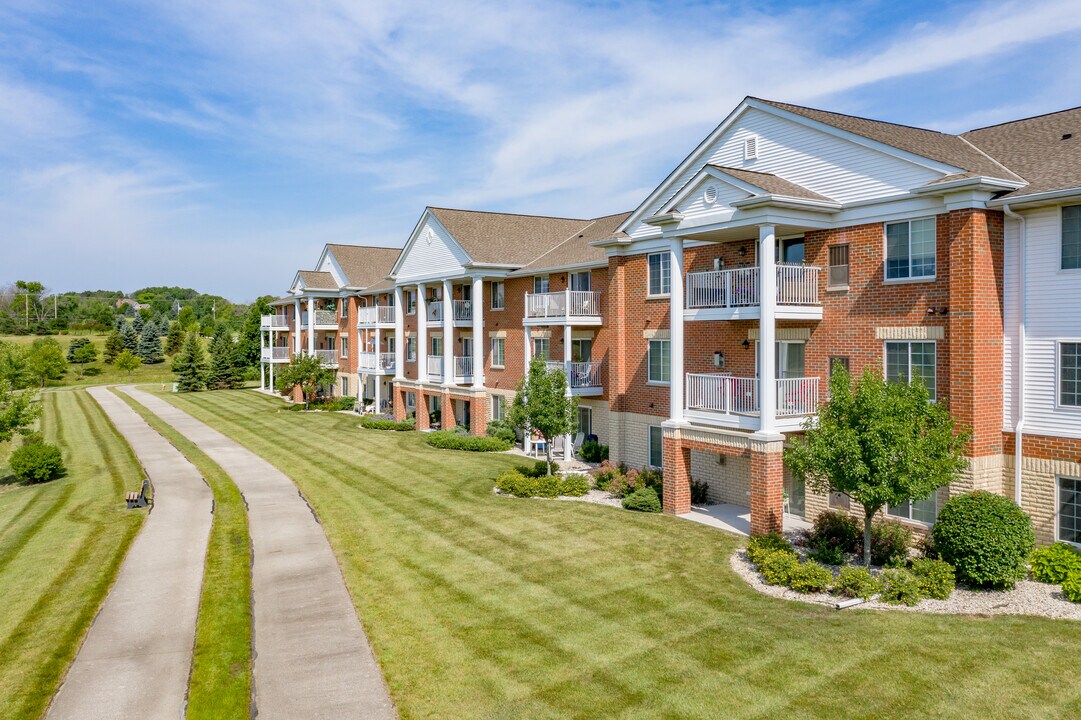 Highlands at Wildwood Lake Apartments 55+ in Menomonee Falls, WI - Foto de edificio