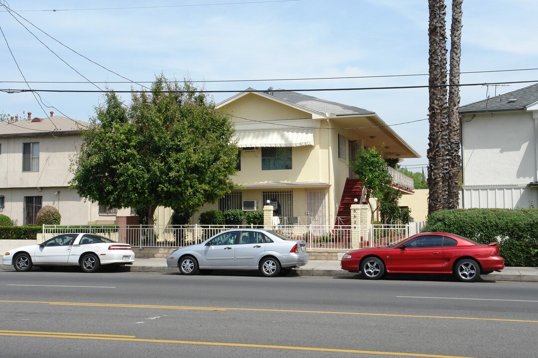 6628 Woodman Ave in Van Nuys, CA - Building Photo