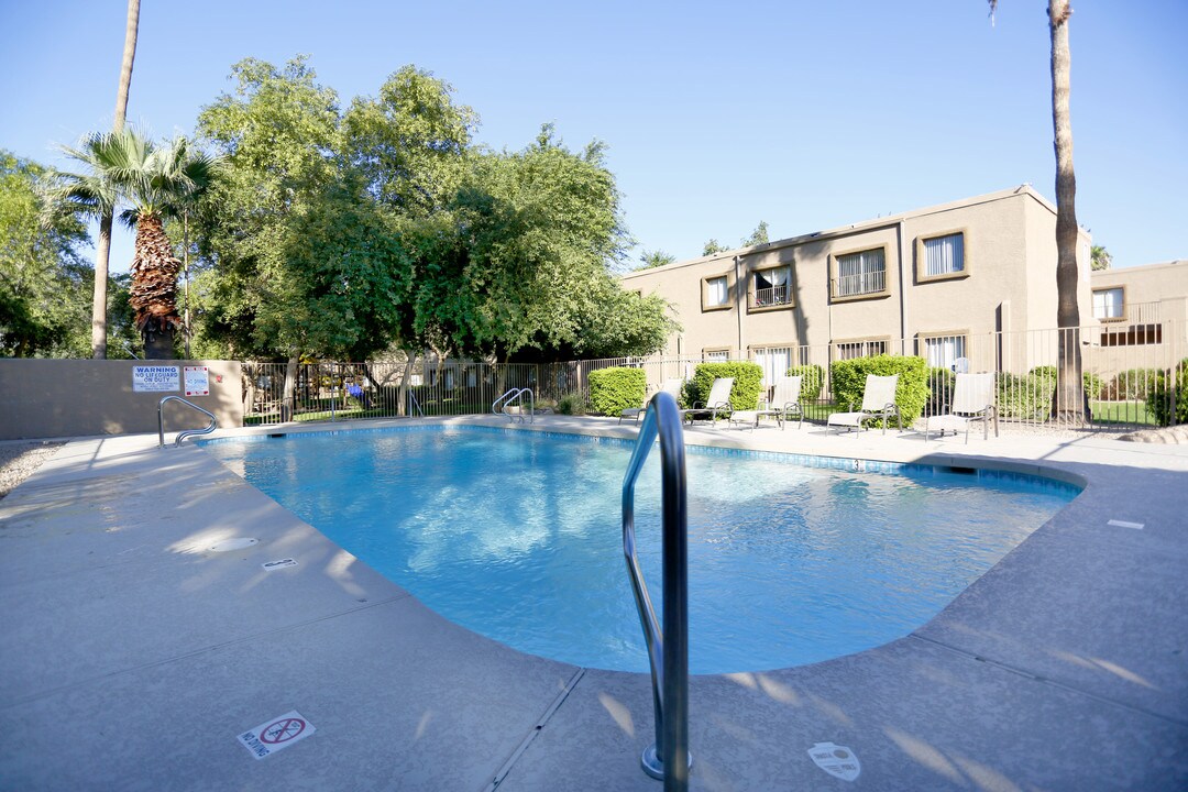 Casa De Flores in Phoenix, AZ - Building Photo