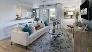 8800 Lakeside in Tamarac, FL - Building Photo - Building Photo