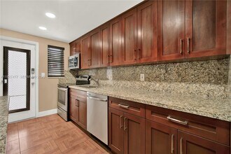 1340 Lincoln Rd in Miami Beach, FL - Building Photo - Building Photo