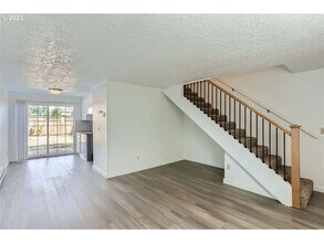 1051-1053 Birchwood Dr in Oregon City, OR - Building Photo - Building Photo