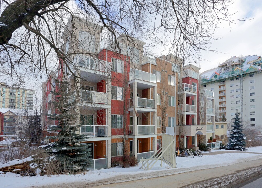 Legislative Estates Apartments in Edmonton, AB - Building Photo
