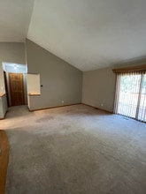 6407 Carpenter Ave in Windsor Heights, IA - Foto de edificio - Building Photo