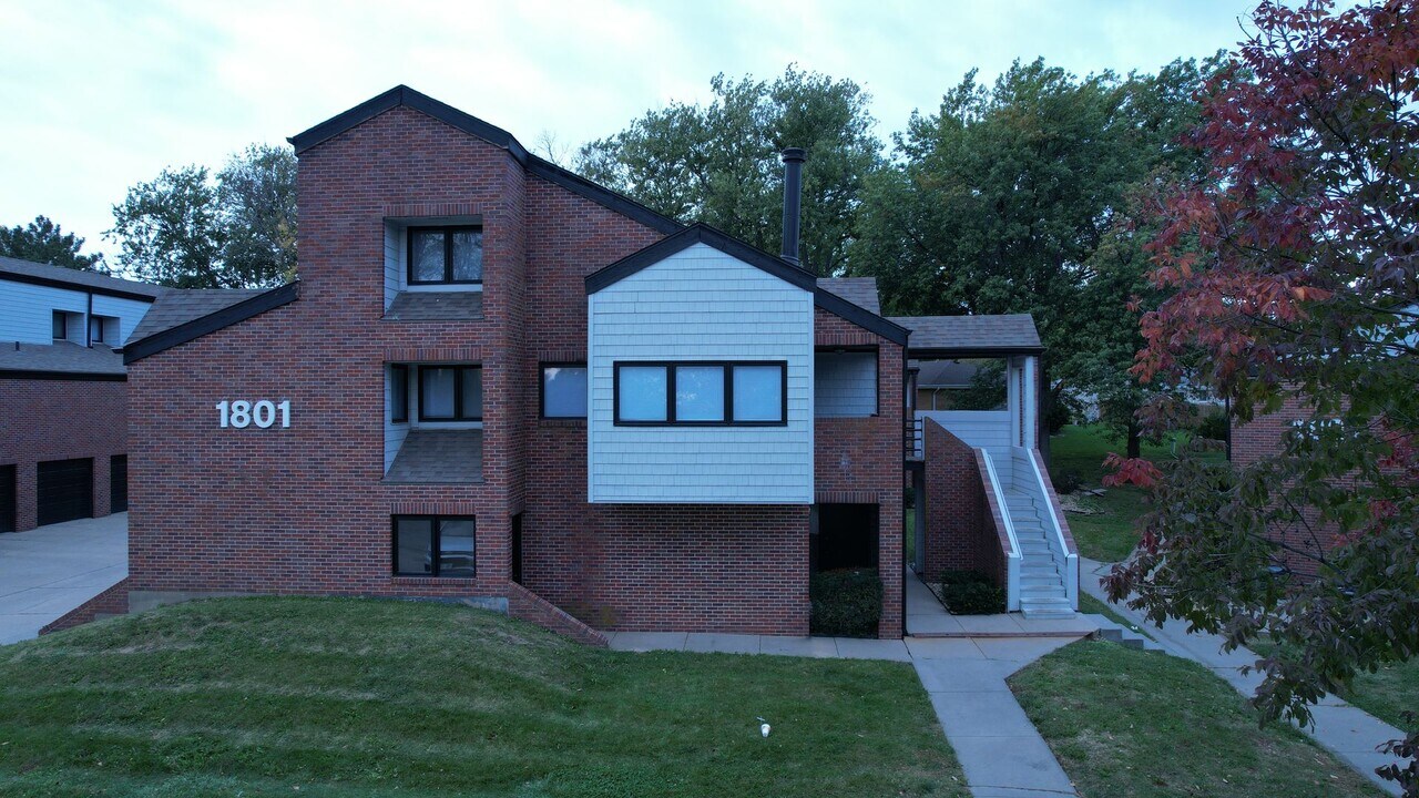 1801 Ridgehaven Ct in Lincoln, NE - Building Photo