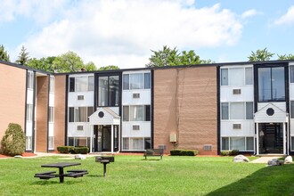 Medical Center Court in Ann Arbor, MI - Foto de edificio - Building Photo