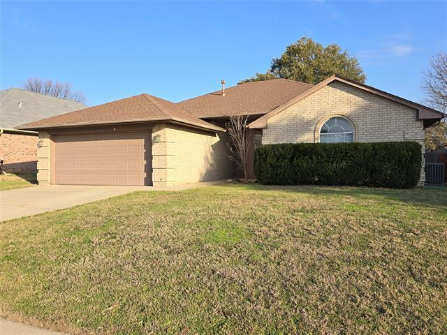 1018 Springwood Dr in Saginaw, TX - Building Photo