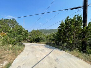 827 Contour Dr in Canyon Lake, TX - Building Photo - Building Photo