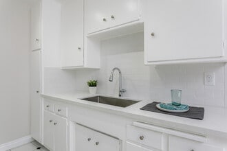 Orange Point Apartments, 500-502 Orange Ave in Long Beach, CA - Building Photo - Building Photo