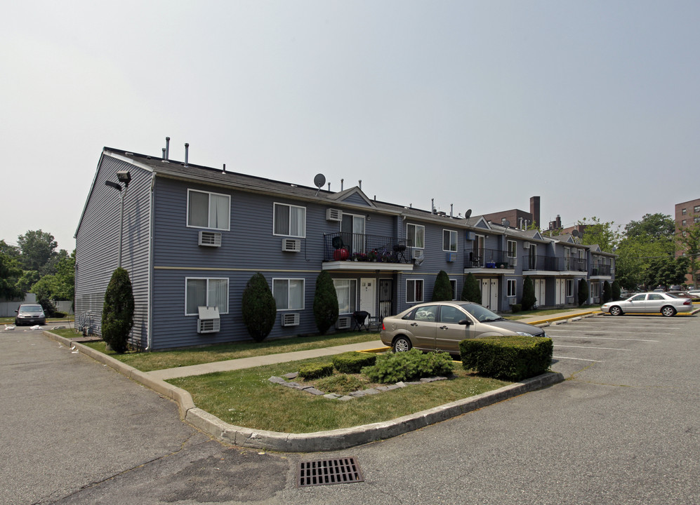 Harbor Court in Staten Island, NY - Building Photo