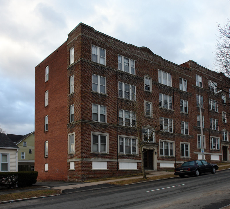 Laurette in Holyoke, MA - Foto de edificio