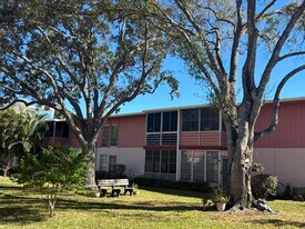 24 Golfs Edge in West Palm Beach, FL - Building Photo