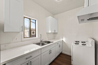 5391 Huntington Dr, Unit Unit 210 in Los Angeles, CA - Building Photo - Building Photo