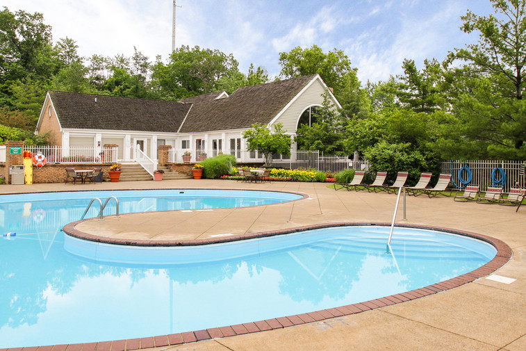 Royal Oaks Apartments in North Royalton, OH - Building Photo