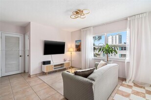 1824 Monroe St, Unit 10 in Hollywood, FL - Building Photo