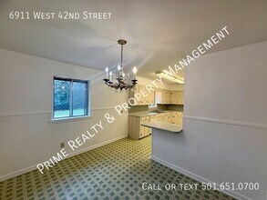 6911 W 42nd St in Little Rock, AR - Foto de edificio - Building Photo