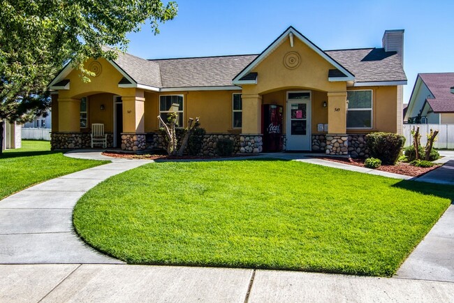 Applewood Village in Hermiston, OR - Foto de edificio - Primary Photo