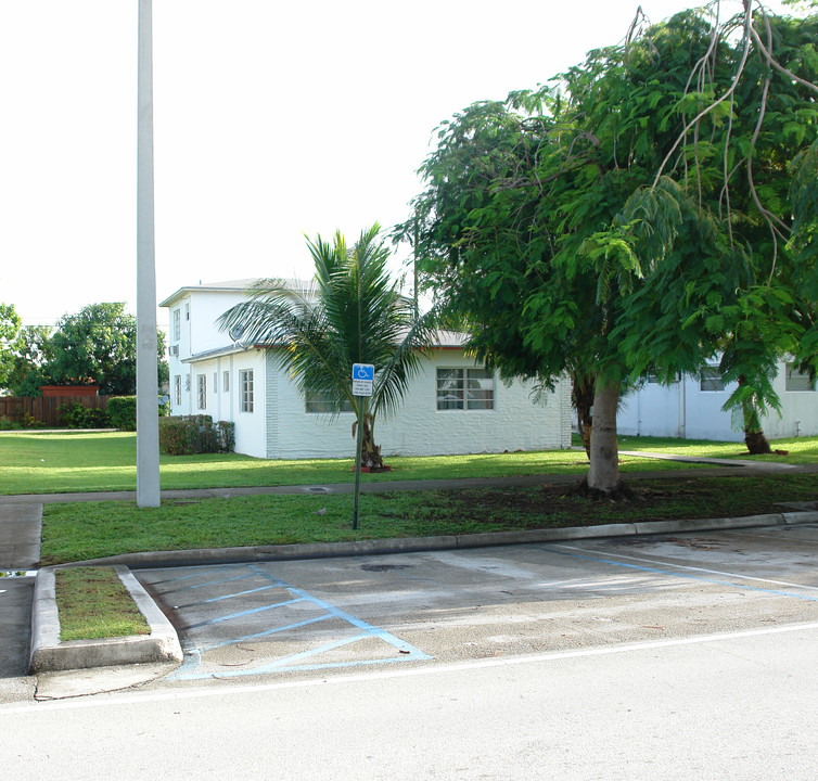 1985 NE 172nd St in Miami, FL - Building Photo