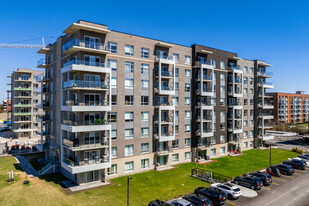240 Hymus Boul in Pointe-claire, QC - Building Photo
