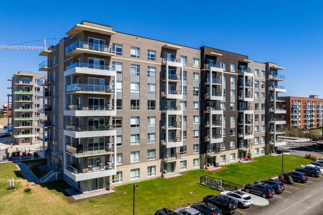 240 Hymus Boul in Pointe-claire, QC - Building Photo
