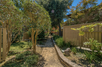Webster Oak Apartments in Palo Alto, CA - Foto de edificio - Building Photo