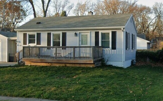 property at 404 E Poplar St
