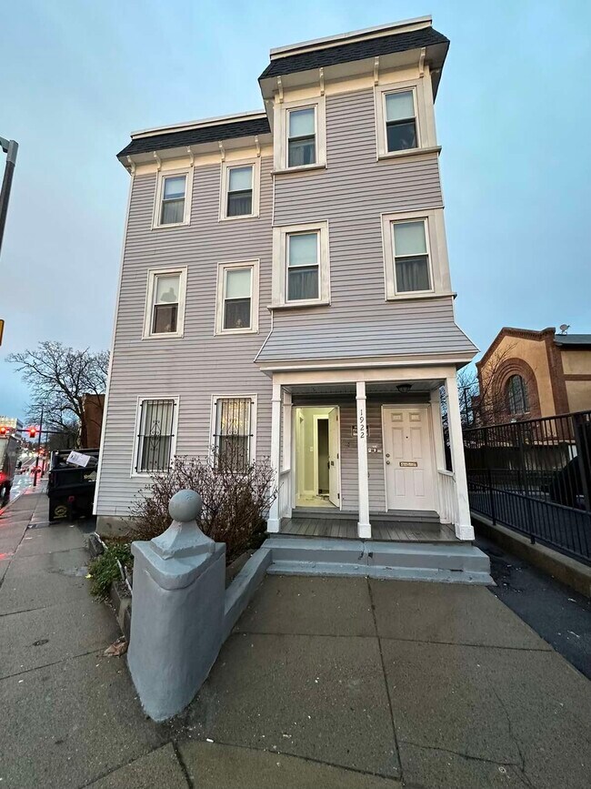 1922 Columbus Ave, Unit Unit 2 in Boston, MA - Foto de edificio - Building Photo