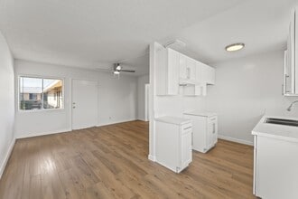 940 W Gage Ave in Los Angeles, CA - Building Photo - Building Photo