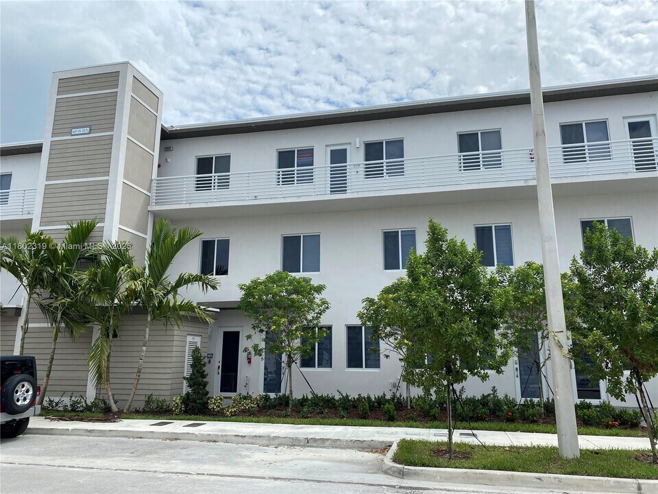 6455 NW 103rd Pl in Doral, FL - Building Photo
