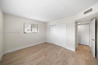1310 W 29th St in Hialeah, FL - Foto de edificio - Building Photo