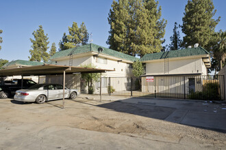 2200 Alta Vista Dr in Bakersfield, CA - Building Photo - Building Photo