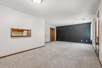 Whispering Meadows Condominiums in Waterloo, IA - Foto de edificio - Building Photo
