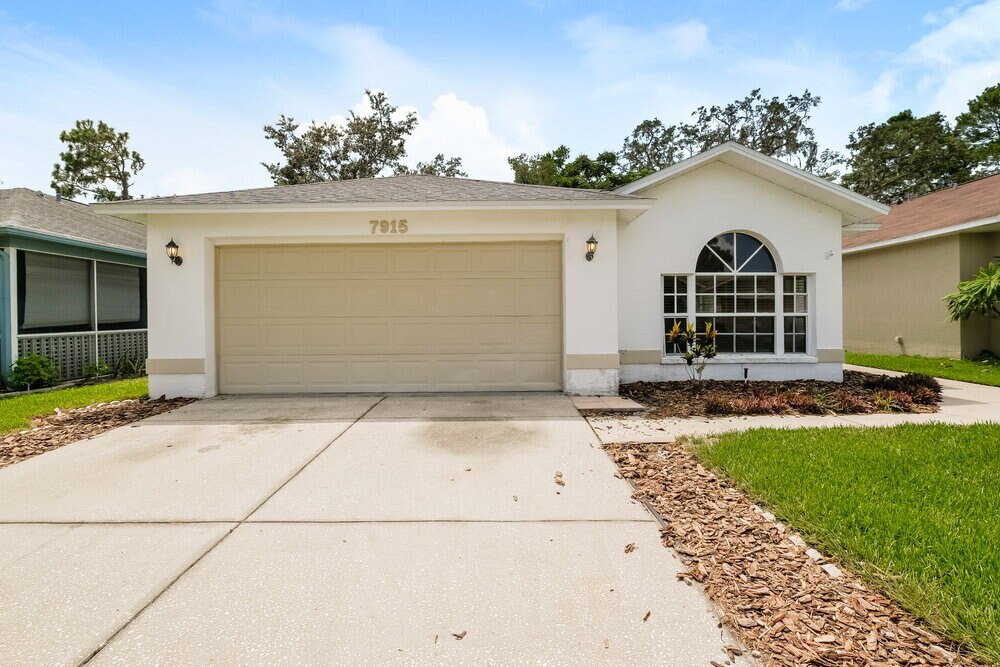 7915 Barclay Rd in New Port Richey, FL - Foto de edificio