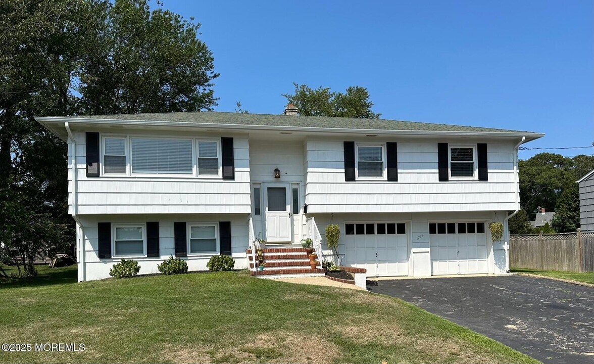 1004 Lake Ave in Spring Lake, NJ - Building Photo