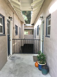 2282 Maiden Ln in Altadena, CA - Building Photo - Building Photo